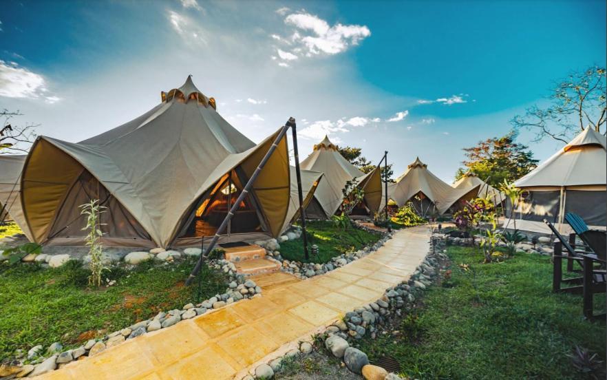 Holos Retreat Center: The Entire Ridge Basecamp Baru Exterior photo