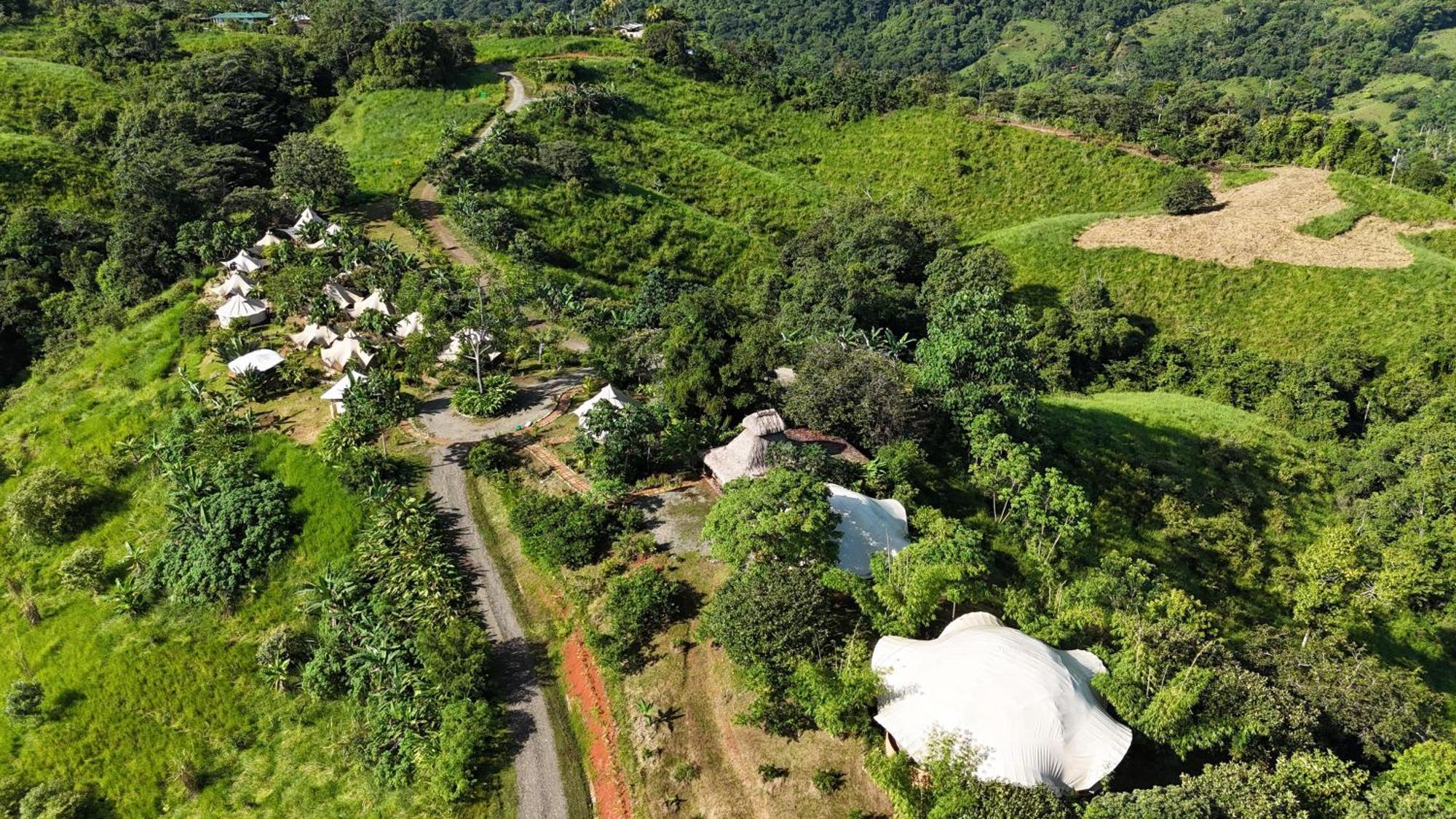 Holos Retreat Center: The Entire Ridge Basecamp Baru Exterior photo